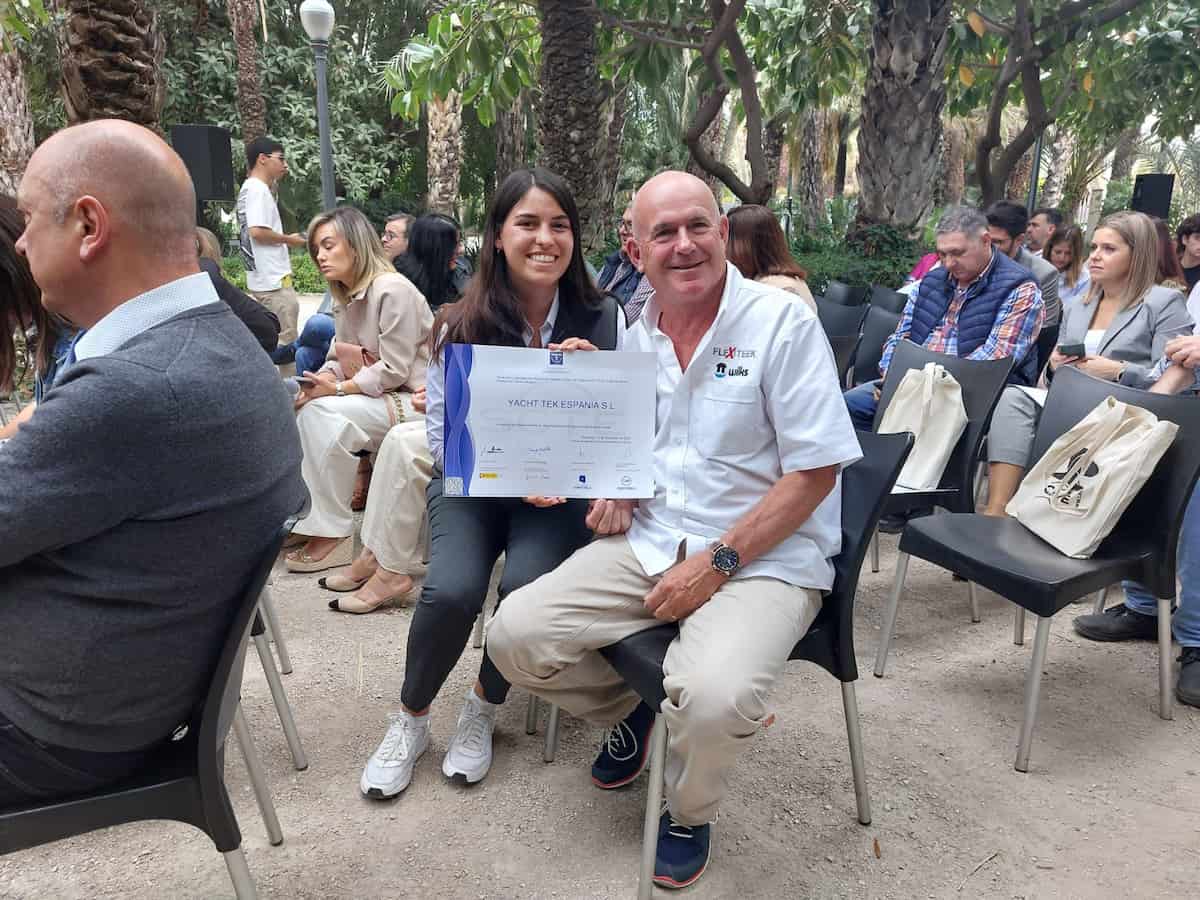 Equipo de Yacht Tek España con el diploma SICTED durante la ceremonia de entrega