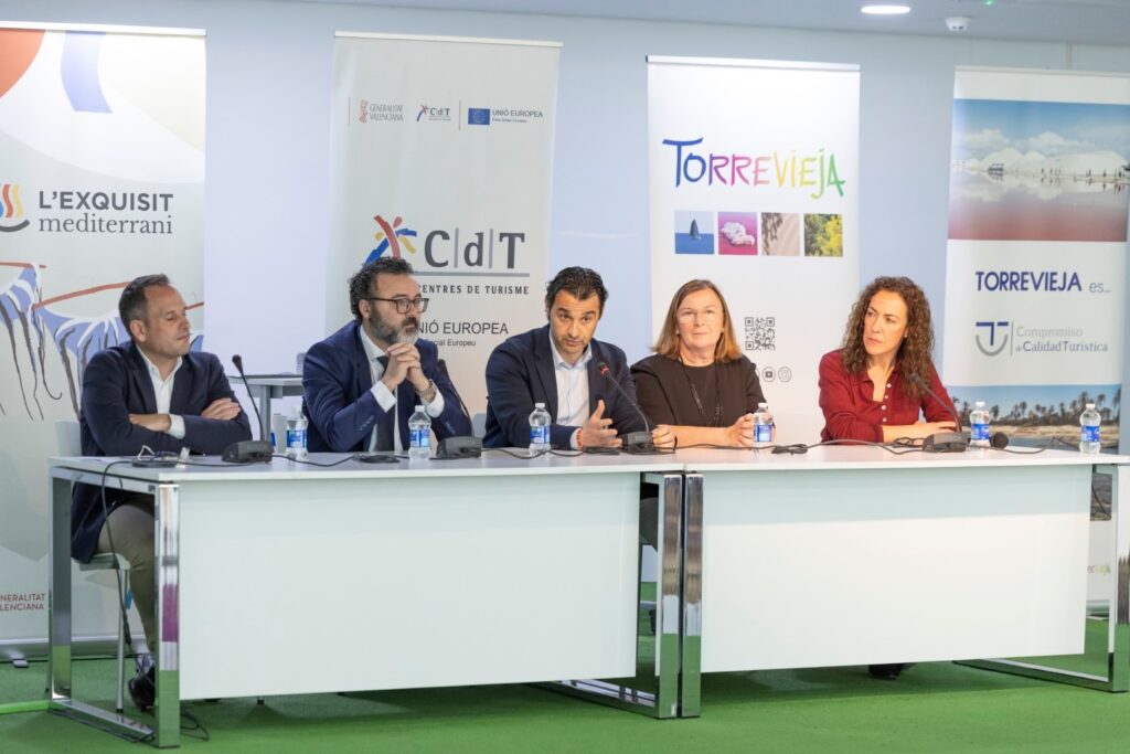 Mesa institucional en el acto de entrega de los distintivos SICTED en Torrevieja