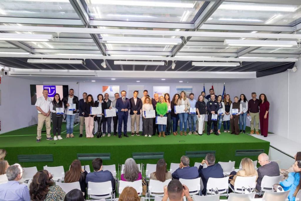 Entrega de distintivos SICTED de calidad turística con los premiados posando con sus diplomas