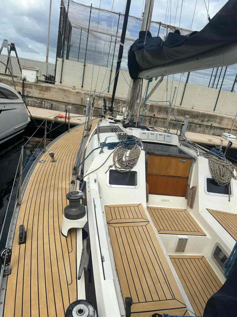 Vista general de la cubierta de un velero amarrado, revestida con teca sintética Flexiteek