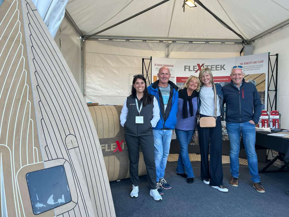 Equipo de Yacht Tek posando en el estand de Flexiteek durante la feria náutica